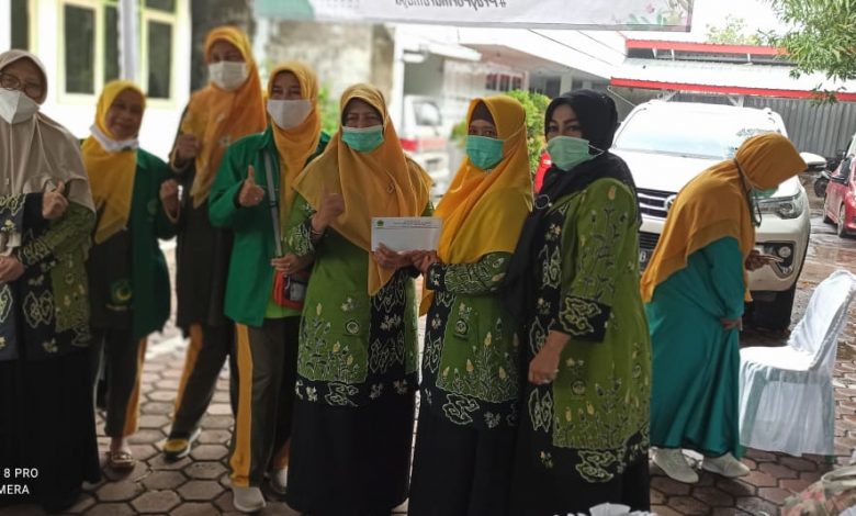 Jajaran PD Wanita PUI Indramayu menerima bantuan secara simbolis untuk disalurkan pada korban banjir, Minggu (21/2/2021). (Foto: Humas PUI)
