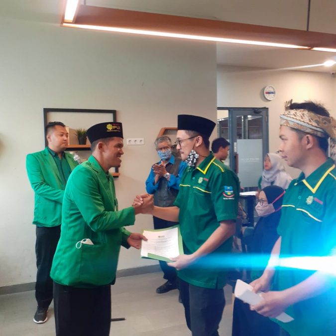 Ketua PW Pemuda PUI Jawa Barat mengucapkan selamat kepada pengurus PD Pemuda PUI Kabupaten Garut Periode 2021-2024 yang baru dilantik, Sabtu (27/3/2021). (Foto: Humas PUI)