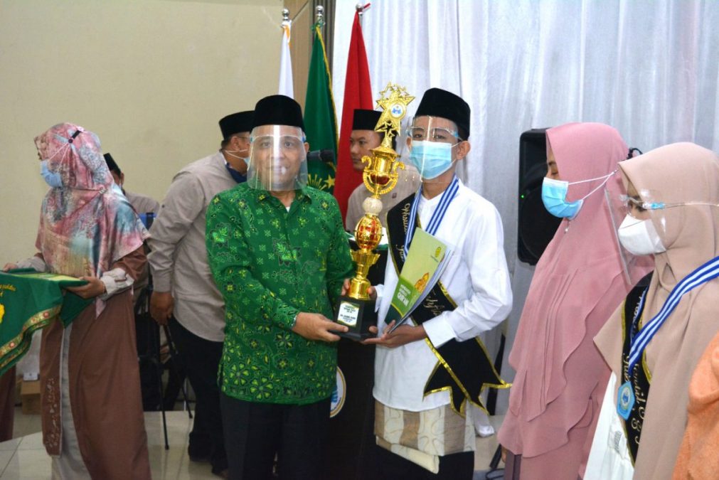 Ketum DPP PUI Nurhasan Zaidi memberikan piala kepada siswa berprestasi saat acara wisuda MTs Daarul Uluum PUI