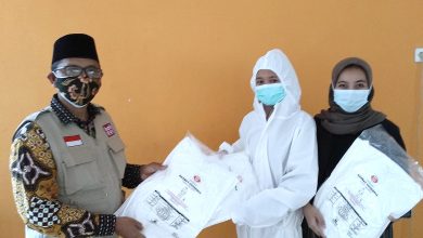 Photo of Bantu Vaksinasi, Ketua PUI Kota Bekasi Alimudin Berikan APD ke Tenaga Kesehatan
