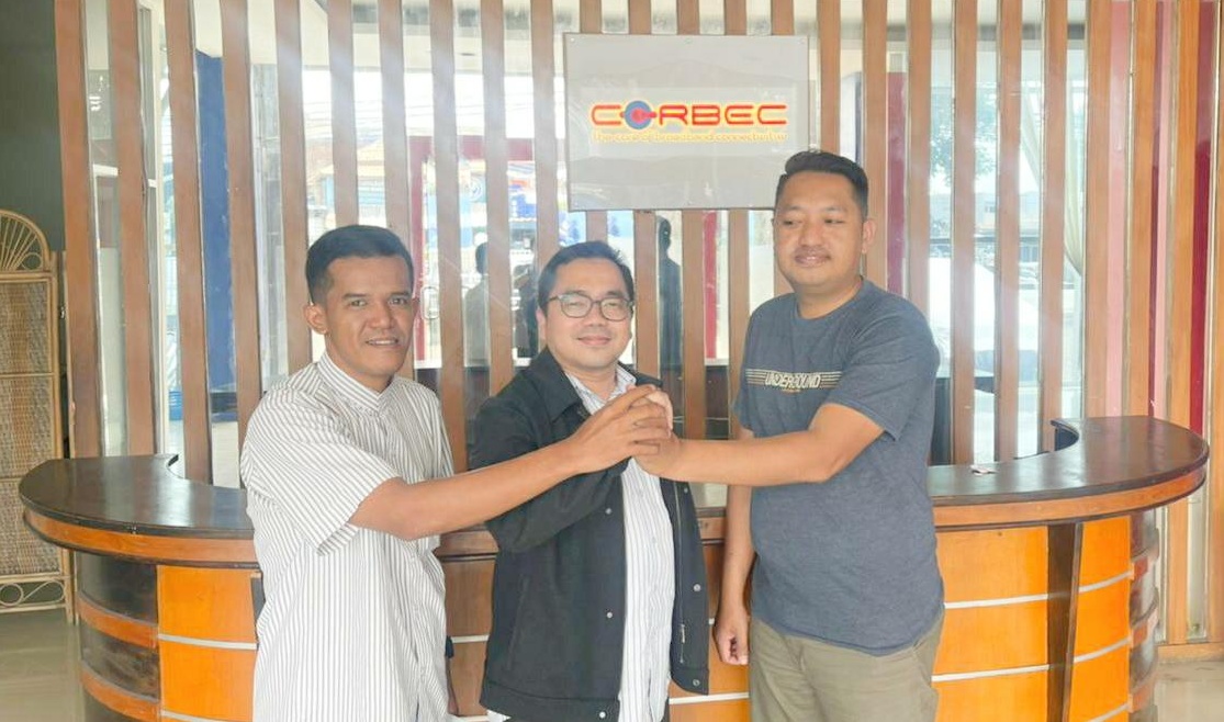 Ketum dan Sekum PW Pemuda PUI Jawa Barat foto bersama pimpinan PT. Corbec Communication